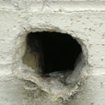 Чем и как заделать дыру или щель в стене из бетона