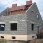 Преимущества и недостатки строительства коттеджа из бетонных блоков