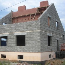 Обзор минусов и плюсов строительства коттеджа из бетонных блоков